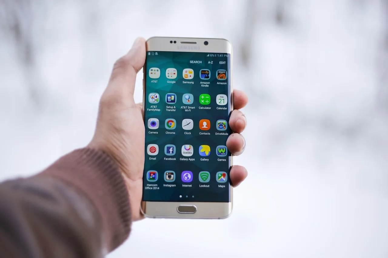 Samsung Galaxy akıllı telefon el içi kullanım