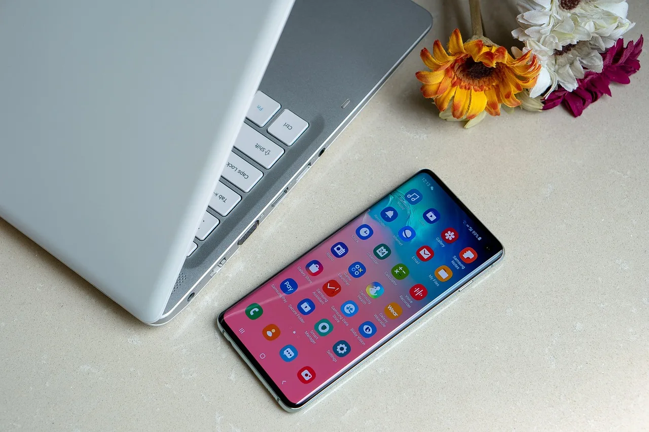 Samsung Galaxy S10 akıllı telefon detayı - modern teknoloji