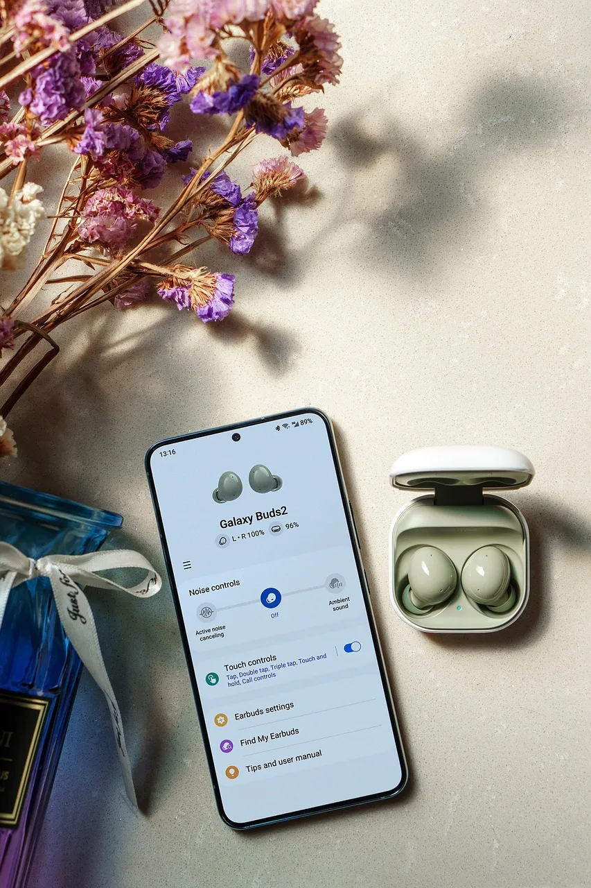 Samsung Galaxy S22 akıllı telefon ve Galaxy Buds fotoğrafı