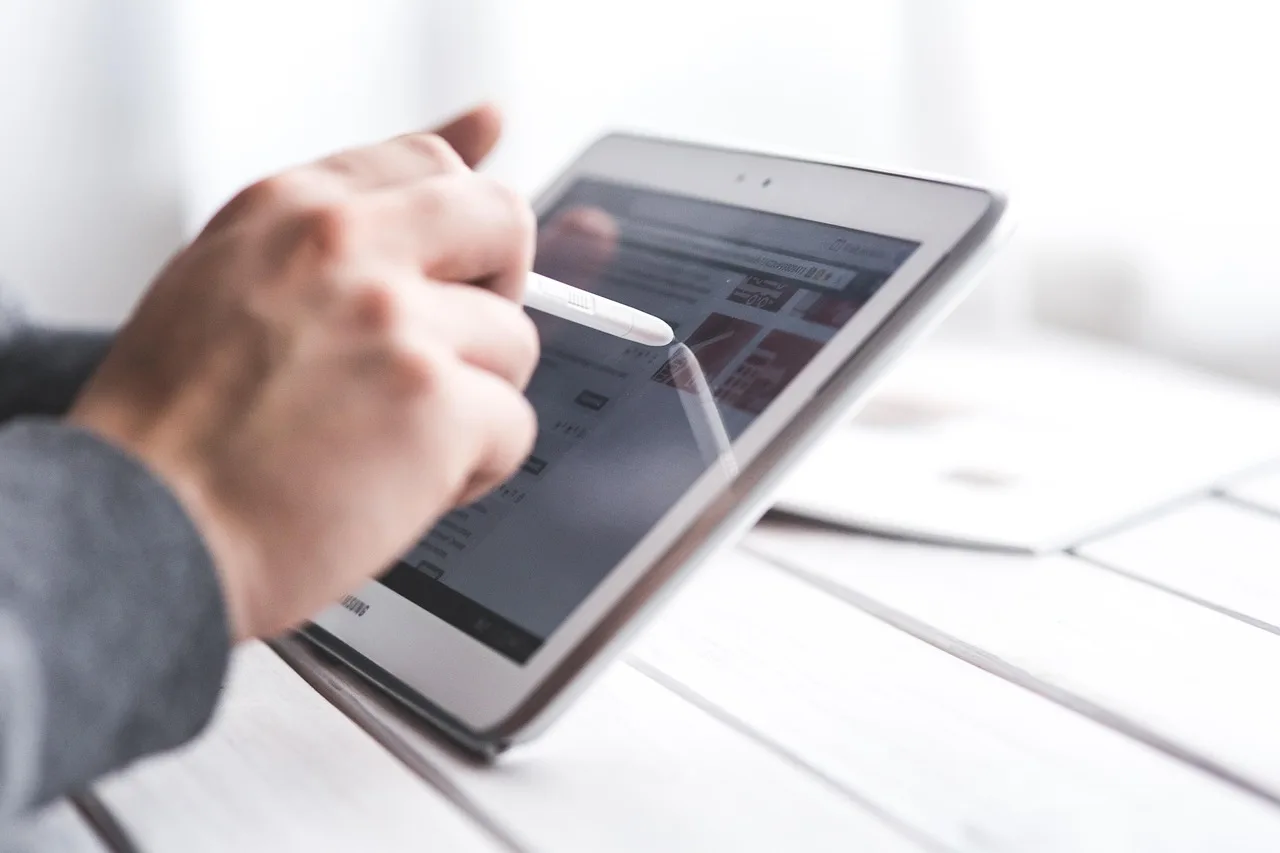 Samsung tablet ekranında kalem kullanan el