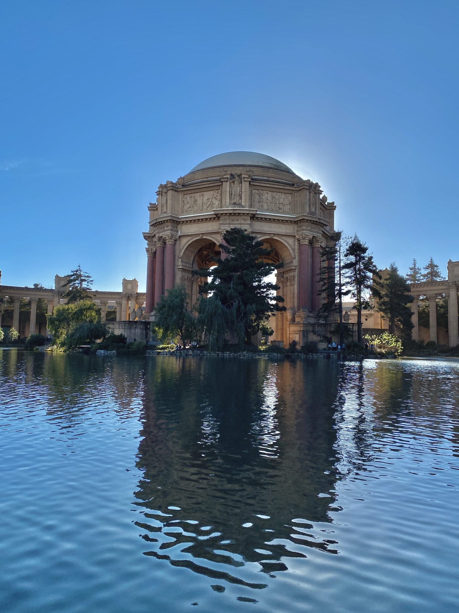 San Francisco'da Palace of Fine Arts'in Tarihi Kubbesi ve Göl Yansıması