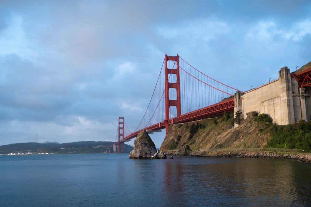 San Francisco Körfezi Kıyısından Efsanevi Kızıl Golden Gate Köprüsü Görünümü