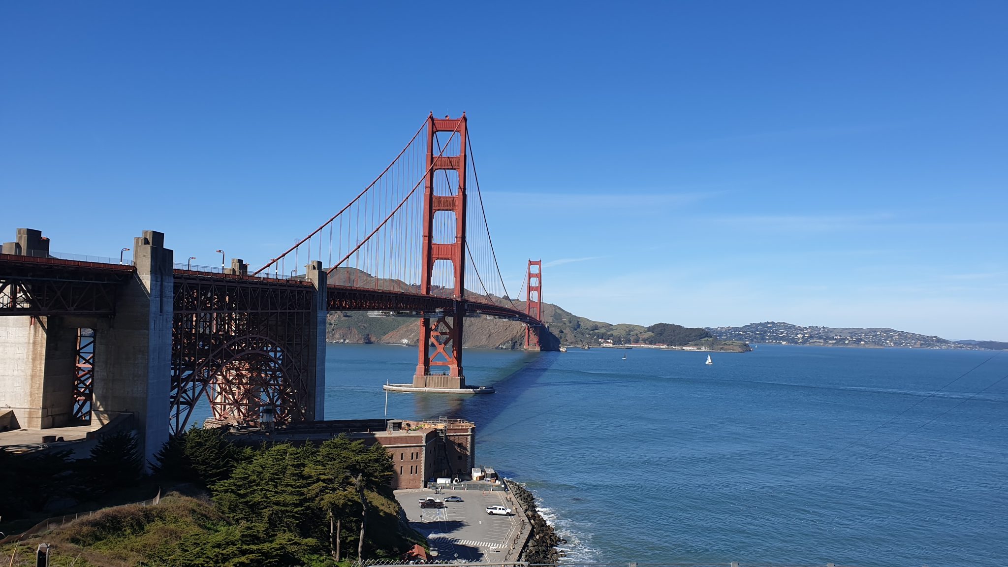 San Francisco'nun İkonik Golden Gate Köprüsü ve Eşsiz Mavi Körfez Manzarası