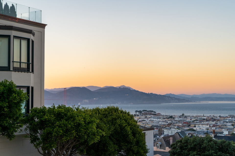 San Francisco tepelerinden gün batımında Golden Gate köprüsü ve şehir manzarası
