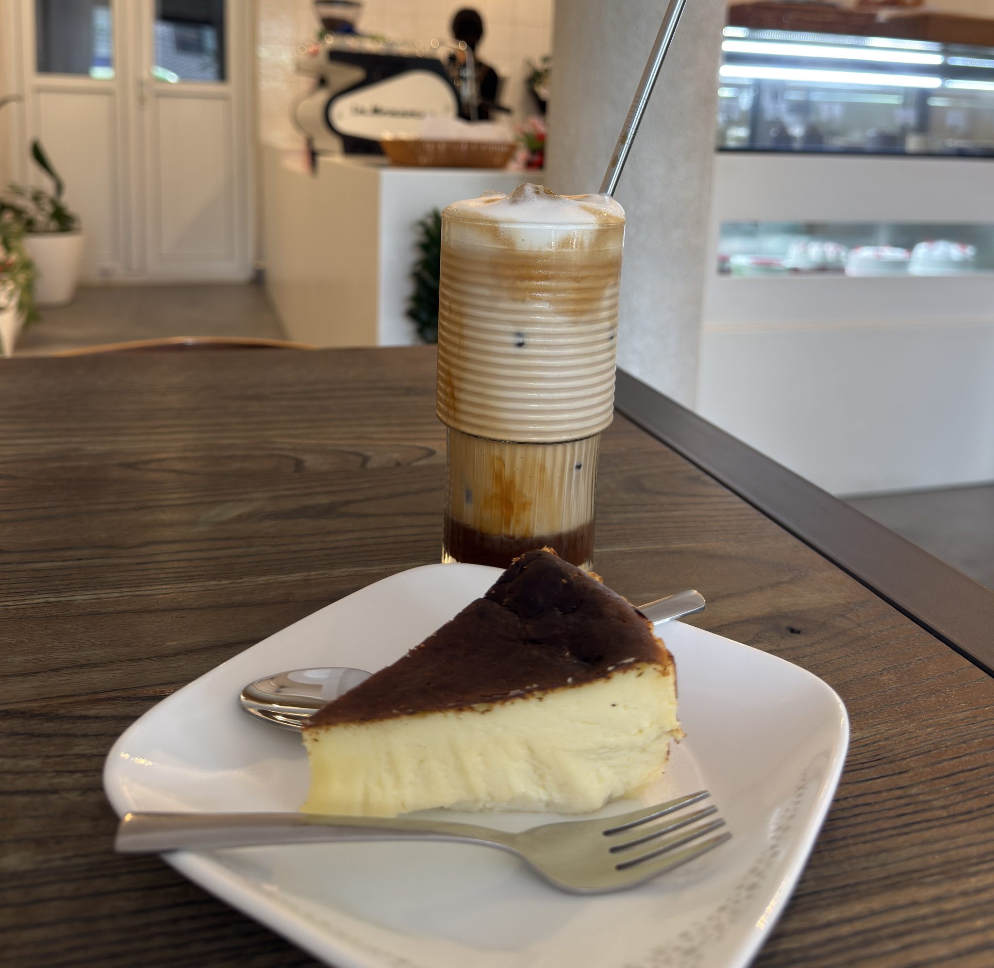 San Sebastian Cheesecake ve Soğuk Kahve Eşliğinde Keyifli Bir Mola