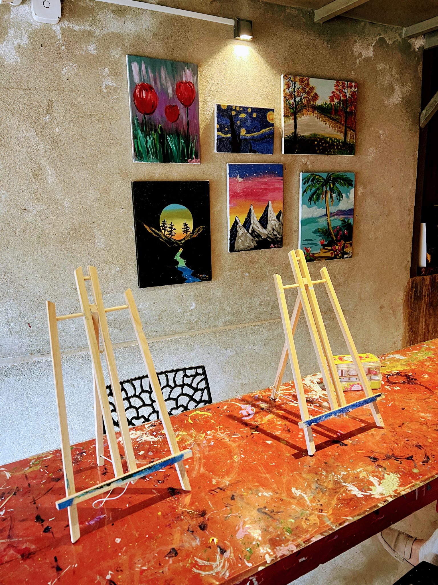 Sanat Atölyesinde Şövale ve Renkli Tablolarla Yaratıcı Çalışma Ortamı