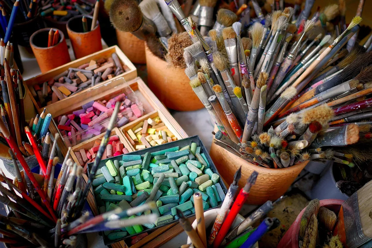 Sanat malzemeleri - renkli fırça ve tebeşir seti