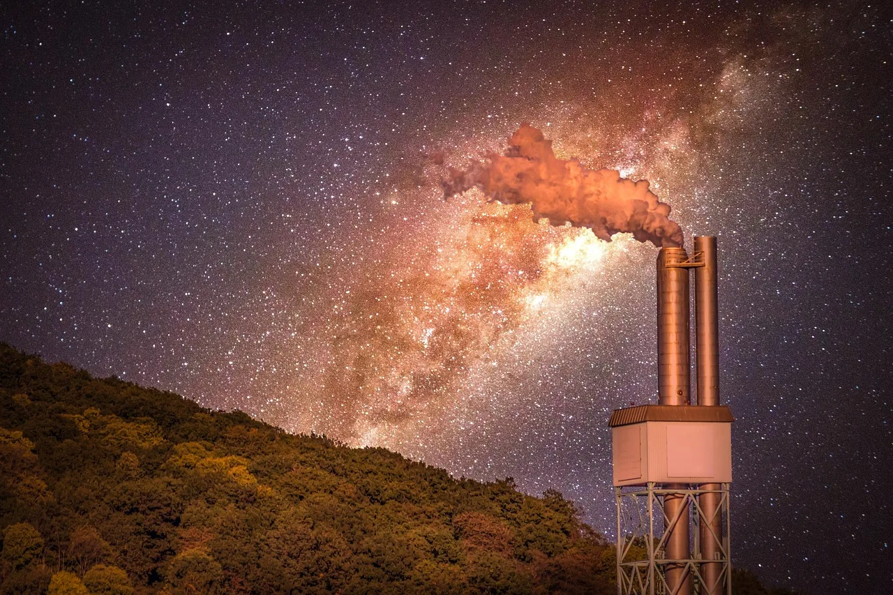 Sanayi bacası gece yıldızlı gökyüzünde parıldıyor