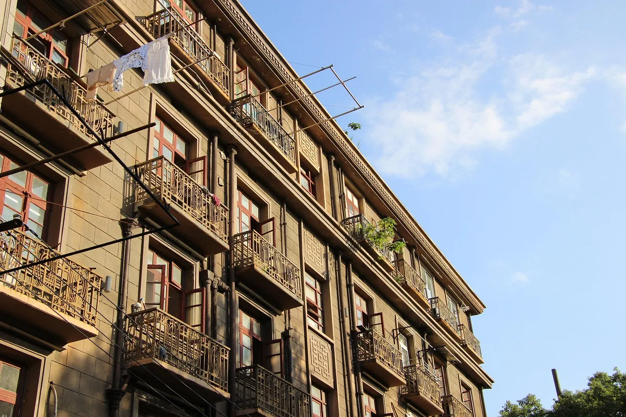 Şanghay eski bina balkonlu apartman fotoğrafı