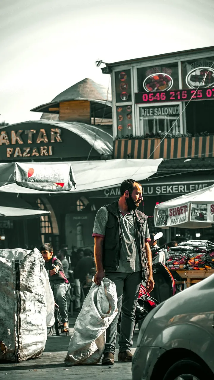 Şanlıurfa çarşısında pazarlık yapan adam