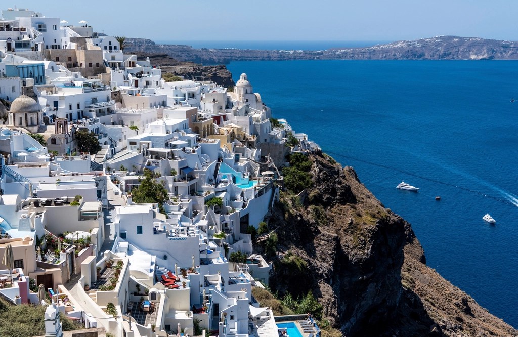 Santorini'nin Beyaz Evleri ve Mavi Deniziyle Büyüleyici Ege Manzarası