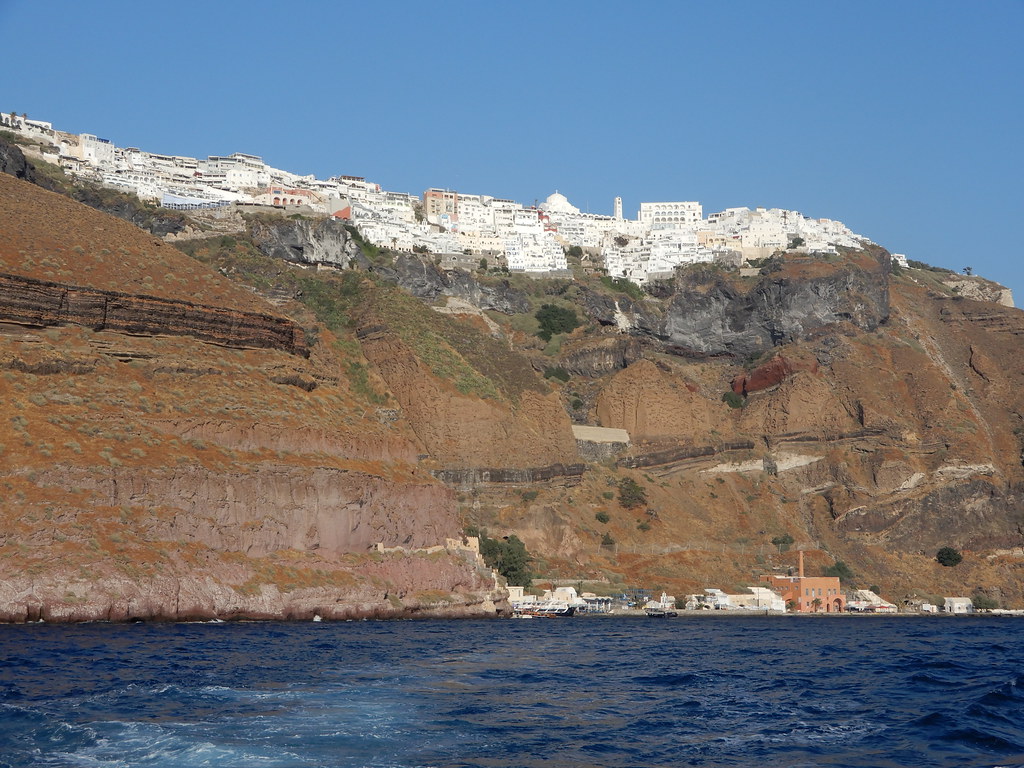 Santorini'nin Denizden Görünümü: Beyaz Evler, Kayalar ve Ege Mavisi