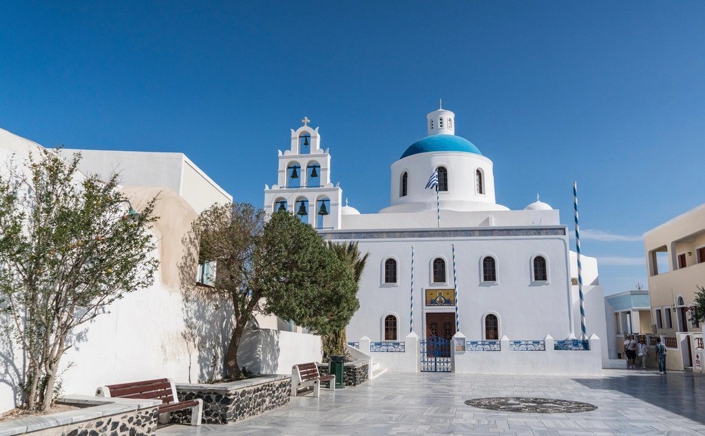 Santorini'nin Mavi Kubbeli Beyaz Kilisesi: Ege Denizi'nin İkonik Mimari Harikası