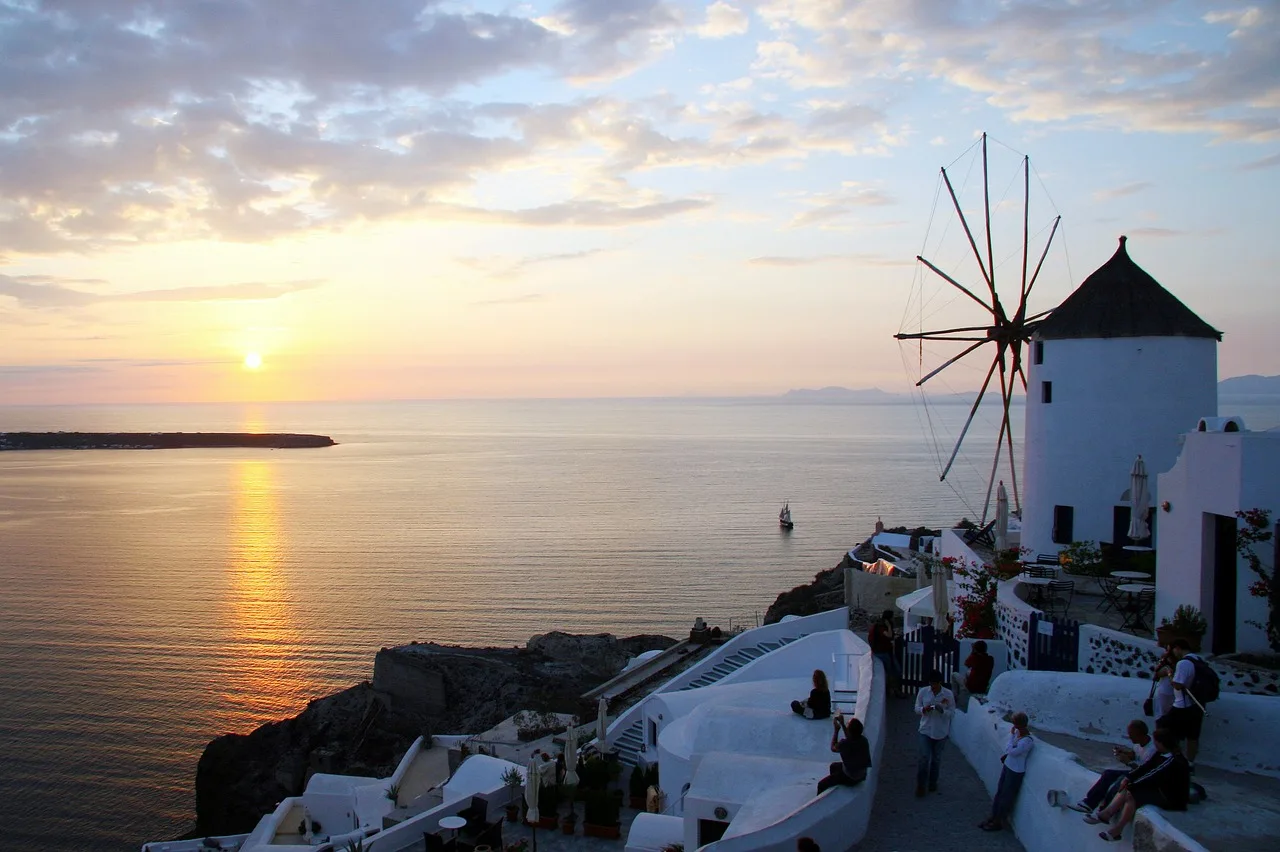 Santorini rüzgar değirmeni gün batımı manzarası