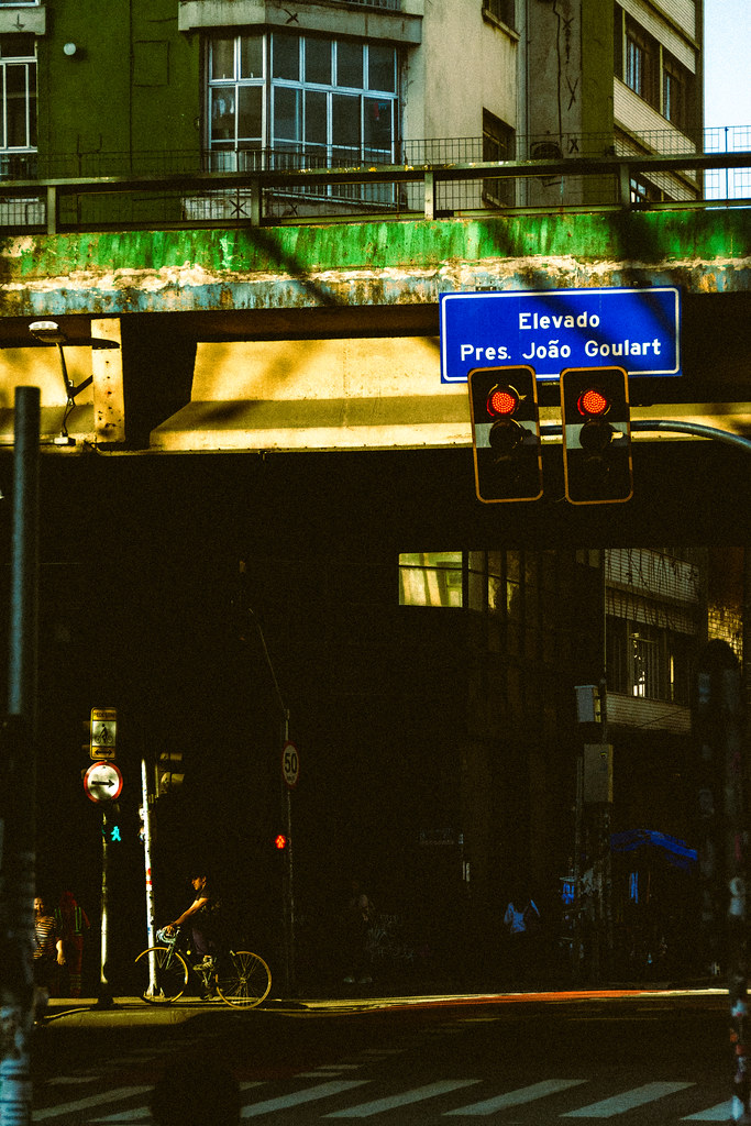 São Paulo Sokaklarında Tarihi Viadük Altında Bisikletli ve Gün Batımı Işığı