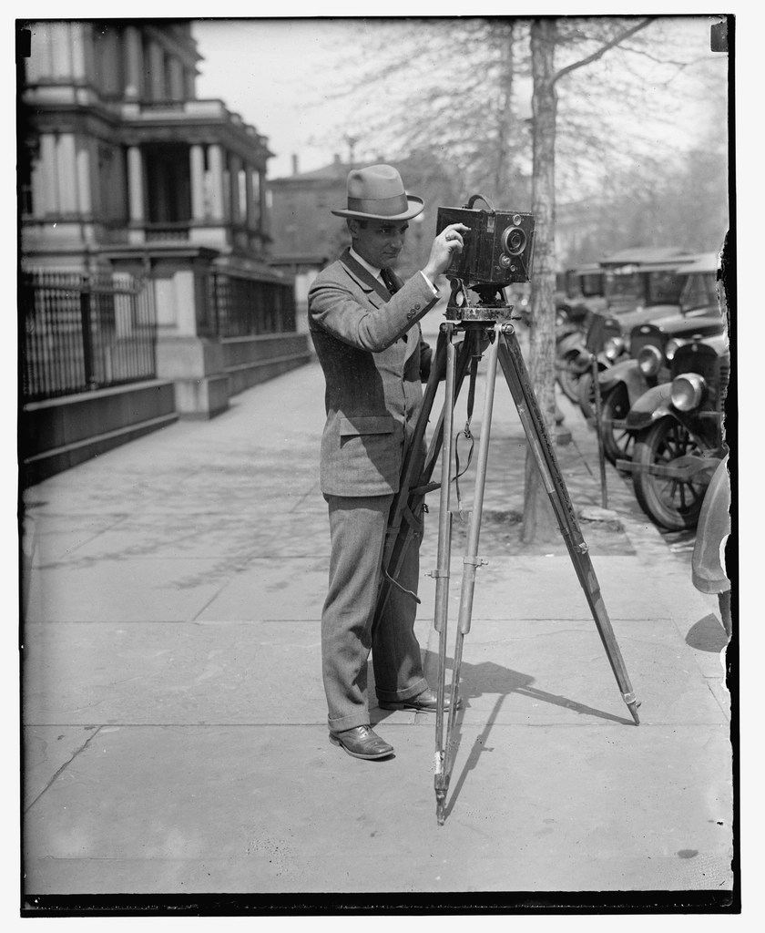Şapkalı Fotoğrafçı Tarihi Sokakta Tripod ve Büyük Format Kamera ile Çekim