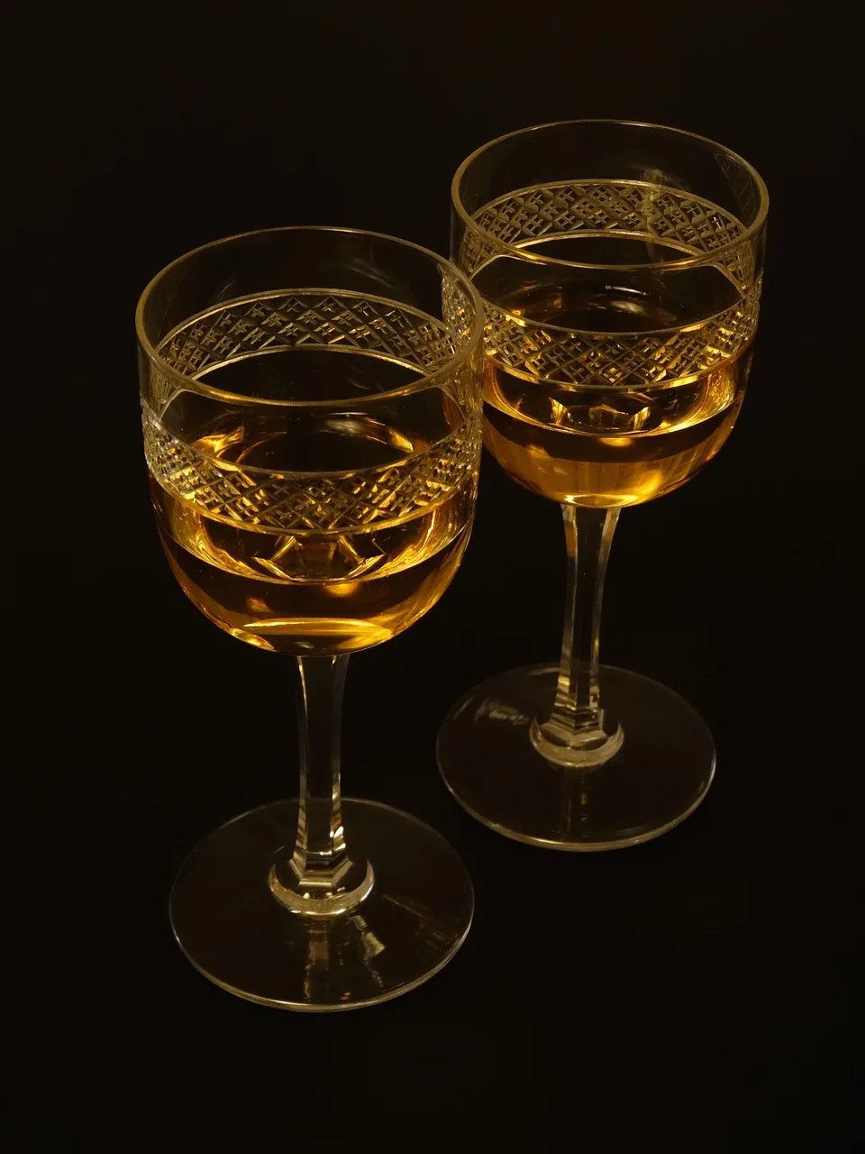 Şarap kadehi kristal bardağında chardonnay
