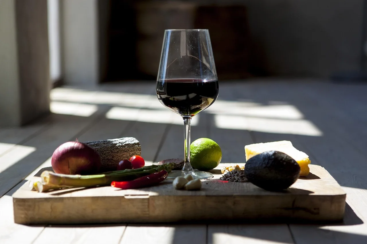 Şarap tepsisi üzerine peynir ve sucuk düzenlemesi