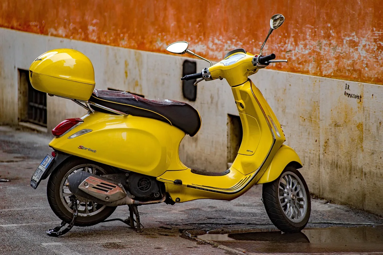 Sarı Vespa scooter şehir içinde Roma
