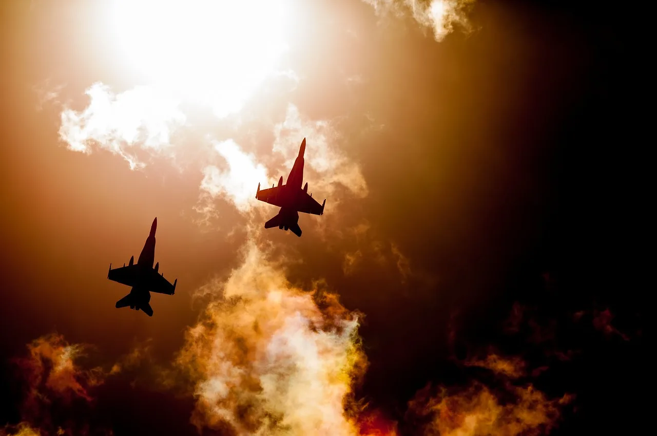 Savaş jetleri gün batımında süzülüyor - hava fotoğrafı