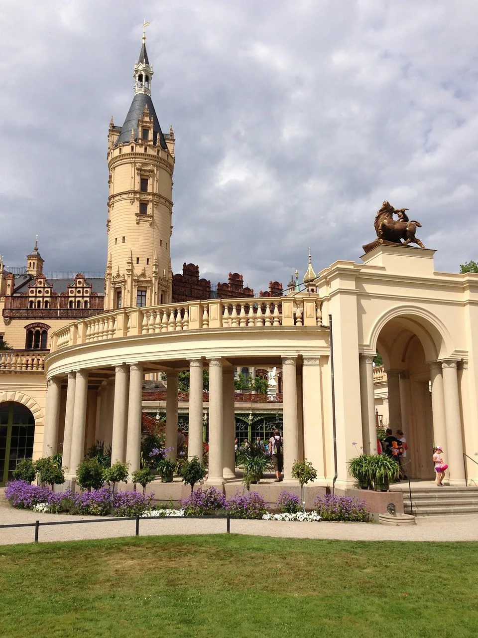 Schwerin Kalesi bahçeli tarihî mimari fotoğrafı