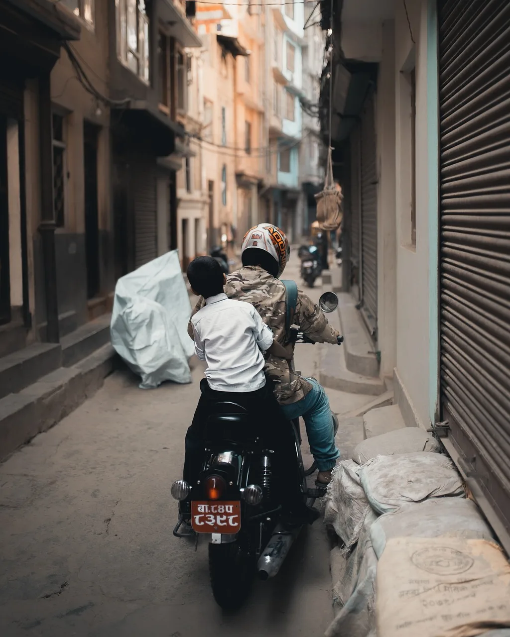 Scooter süren çocuk - enerjik yaşam tarzı