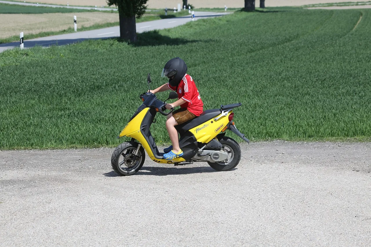 Scooter sürüşü gençler içinde - sarı marka