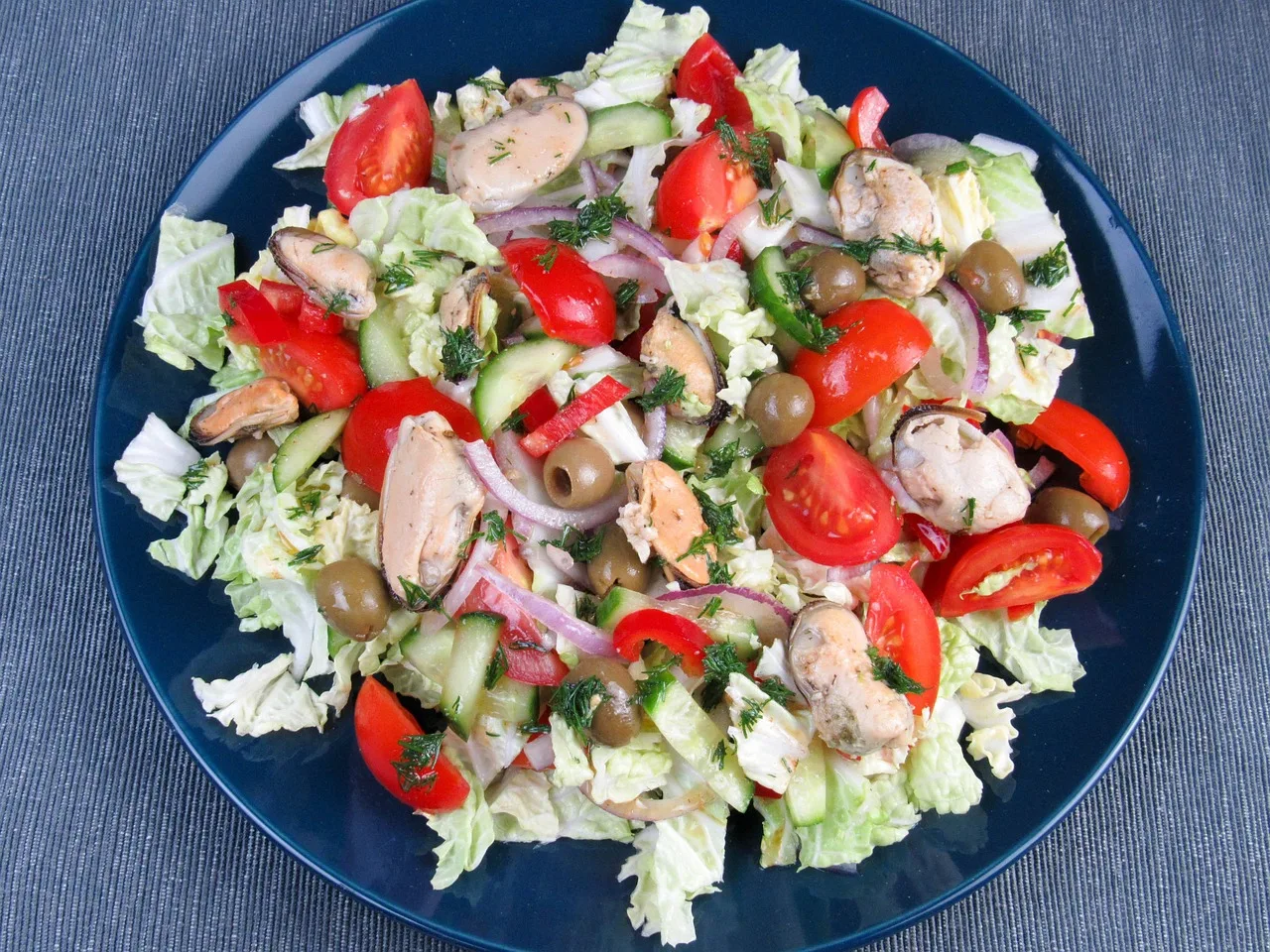 Sebzeli deniz ürünlü salata taze sağlıklı öğün