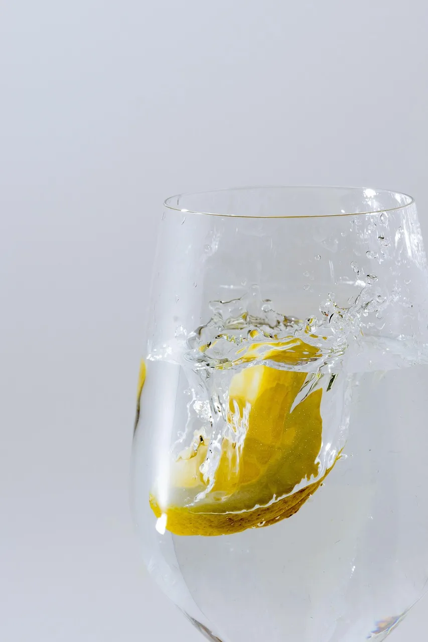Şeffaf şarap kadehi - limonlu içecek fotoğrafı