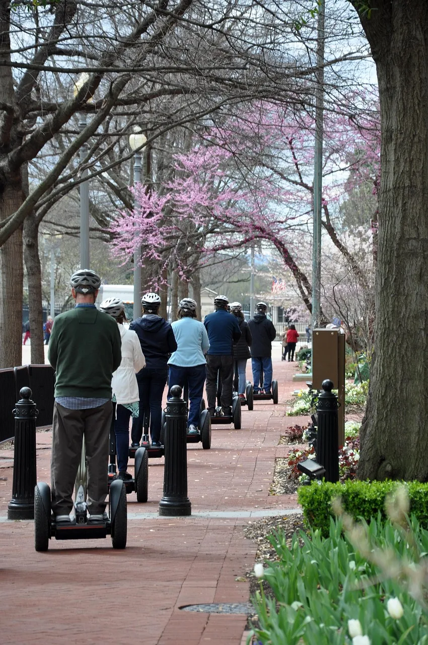 Segway'lı genç çift şehir turu - modern ulaşım