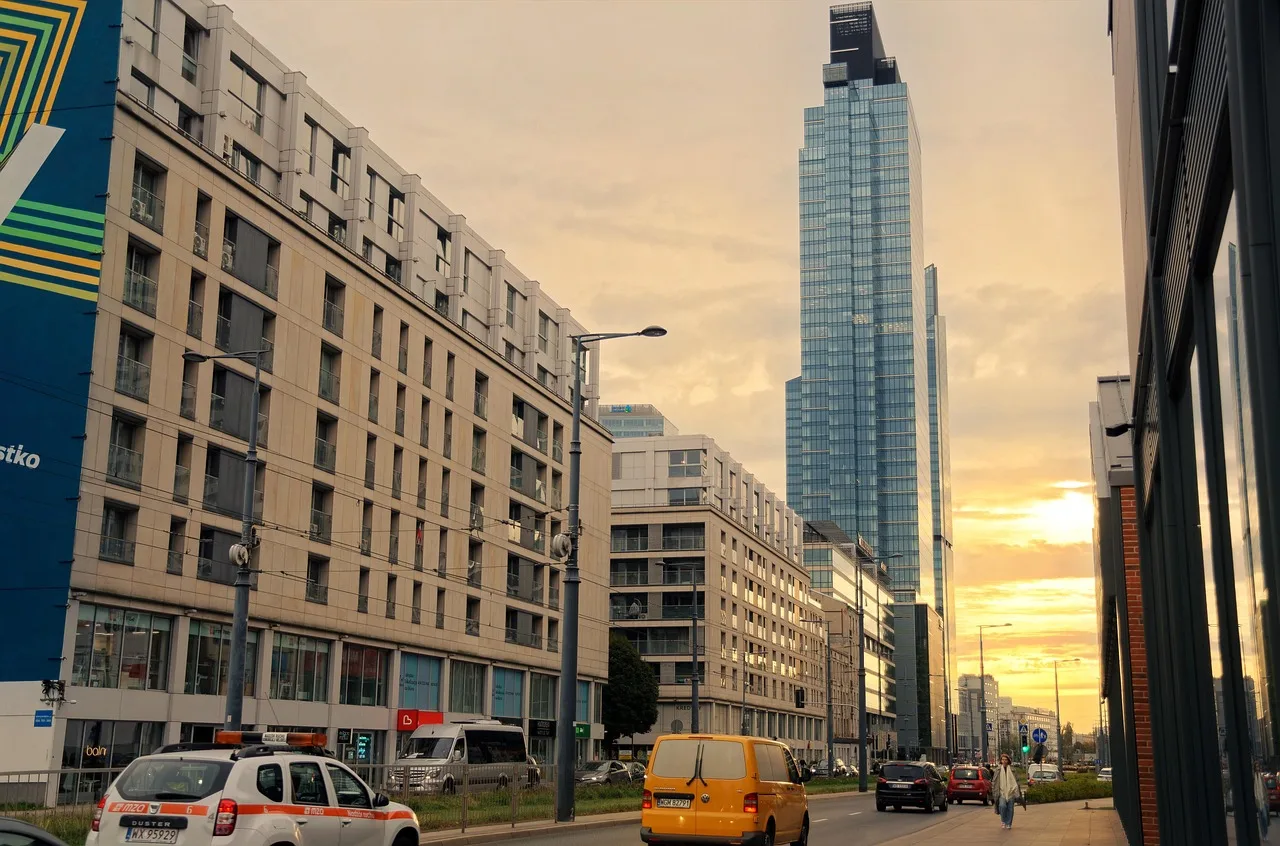 Şehir manzarası akşam güneşiyle gökdelenler