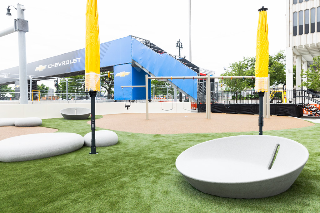 Şehir Merkezinde Modern Tasarımlı Açık Hava Fitness Parkı ve Etkinlik Alanı