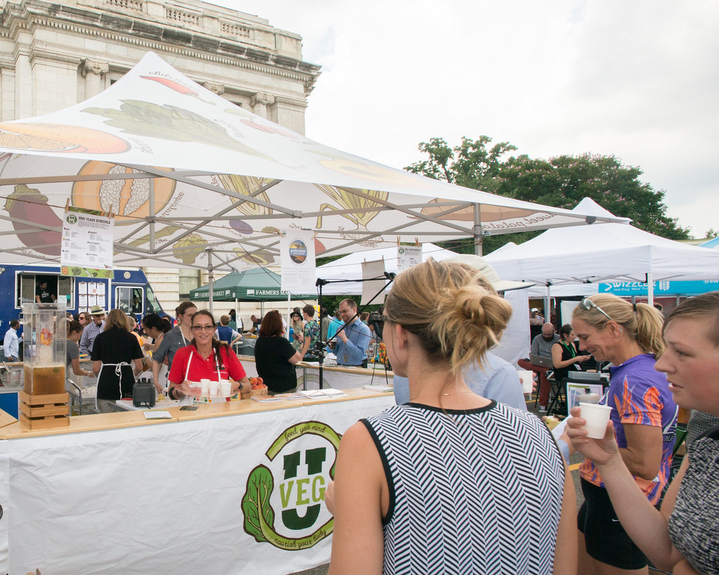 Şehir Merkezindeki Açık Hava Lezzet Festivali ve Vegan Sokak Yemeği Stantları