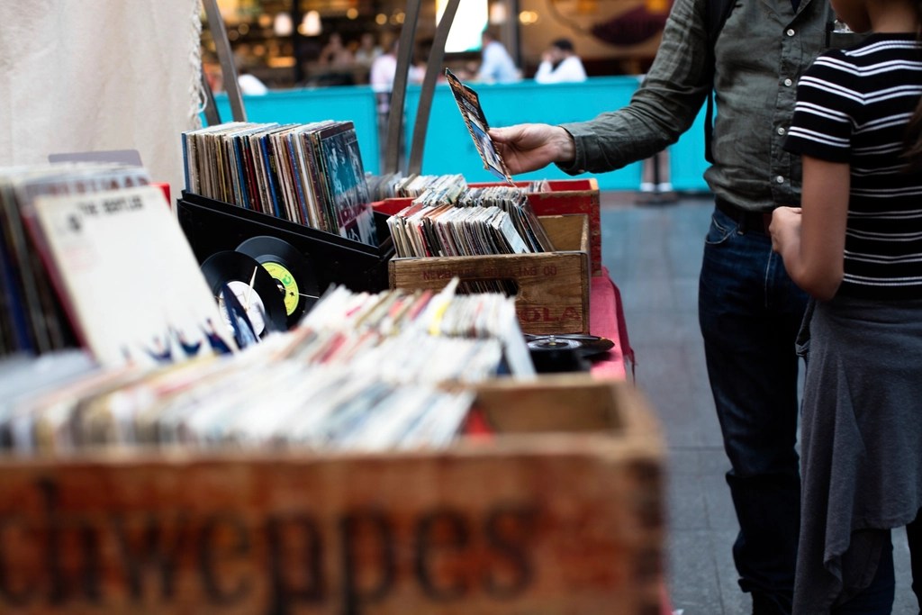 Şehir Merkezindeki Nostaljik Plak Pazarı ve Vinil Kayıt Koleksiyonu