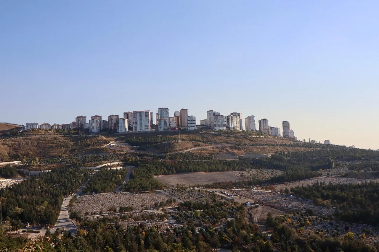 Şehir silüeti modern binalar ve apartmanlar