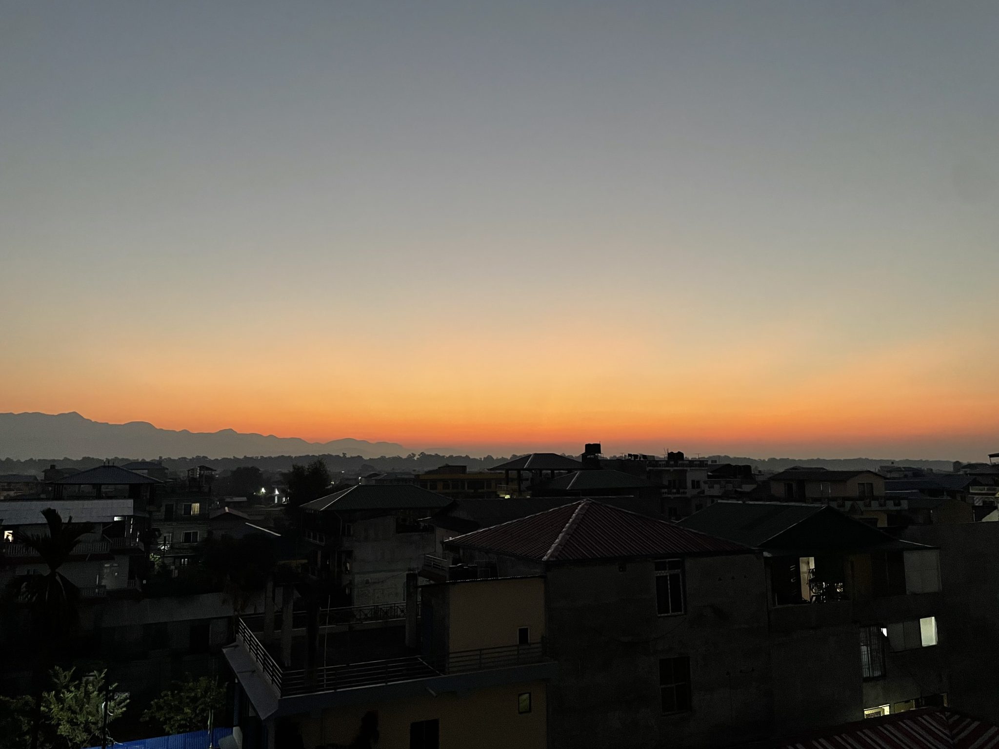 Şehir Silueti Üzerinde Renkli Gün Batımı Manzarası ve Uzak Dağlar