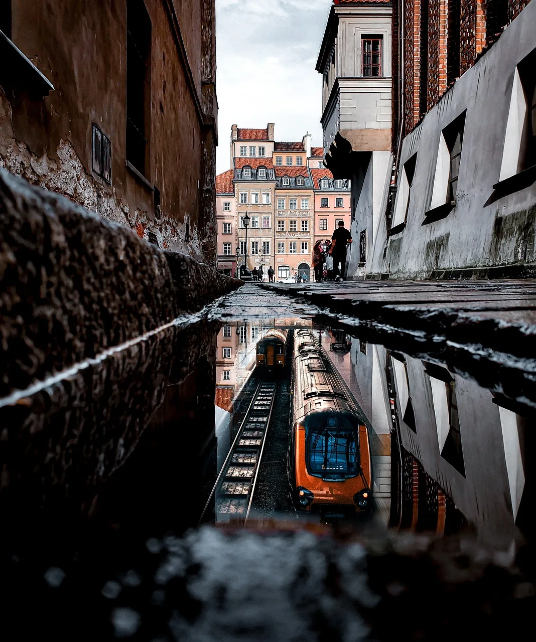 Şehir yansımalı tren fotoğrafı - photoshop manipülasyonu
