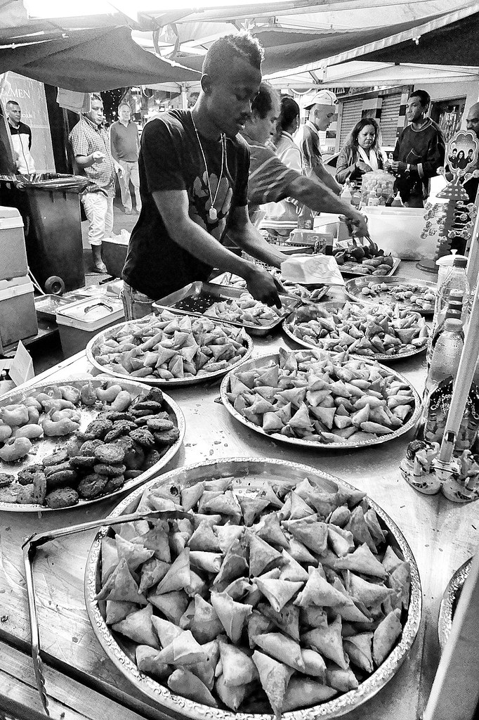 Şehrin Kalbinde Sokak Lezzetleri: Samosa ve Muska Börek Tezgahı