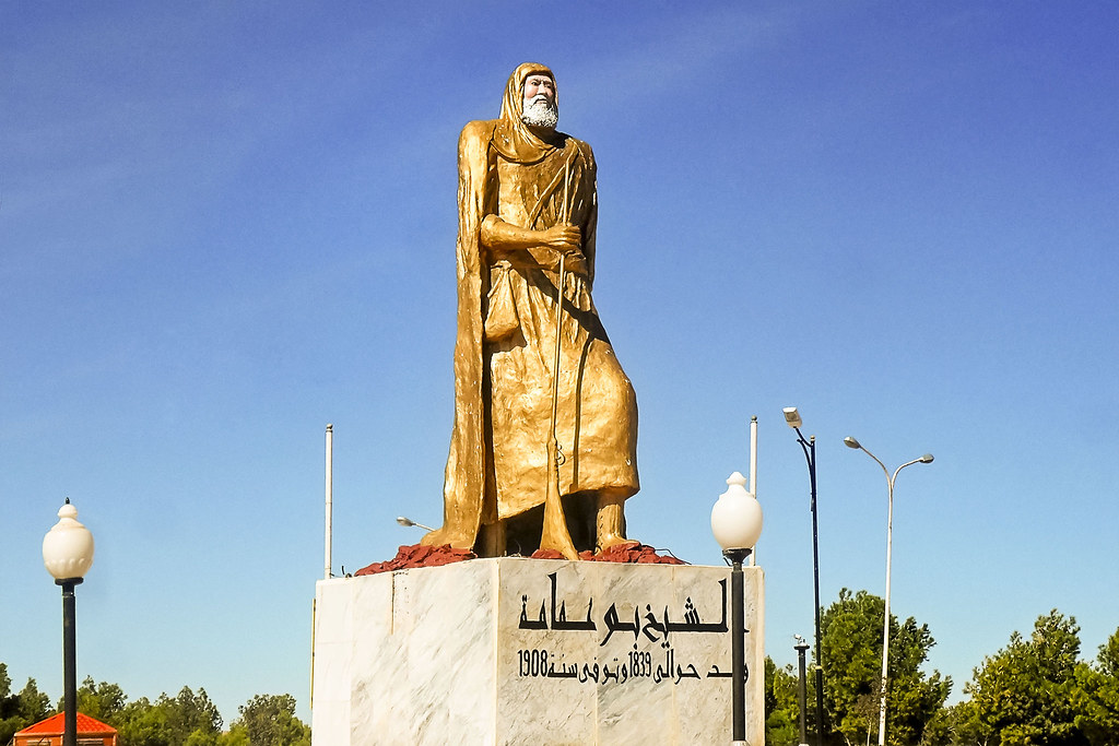 Şehrin Kalbindeki Tarihi Bronz Heykel: Geleneksel Kıyafetli Bilge Figürü