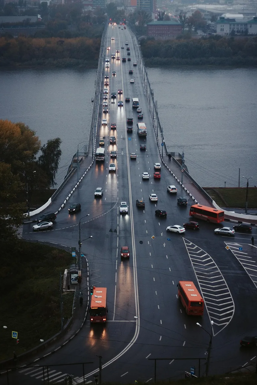 Şehrin yoğun trafiğiyle köprü üzerinden yükselen yol
