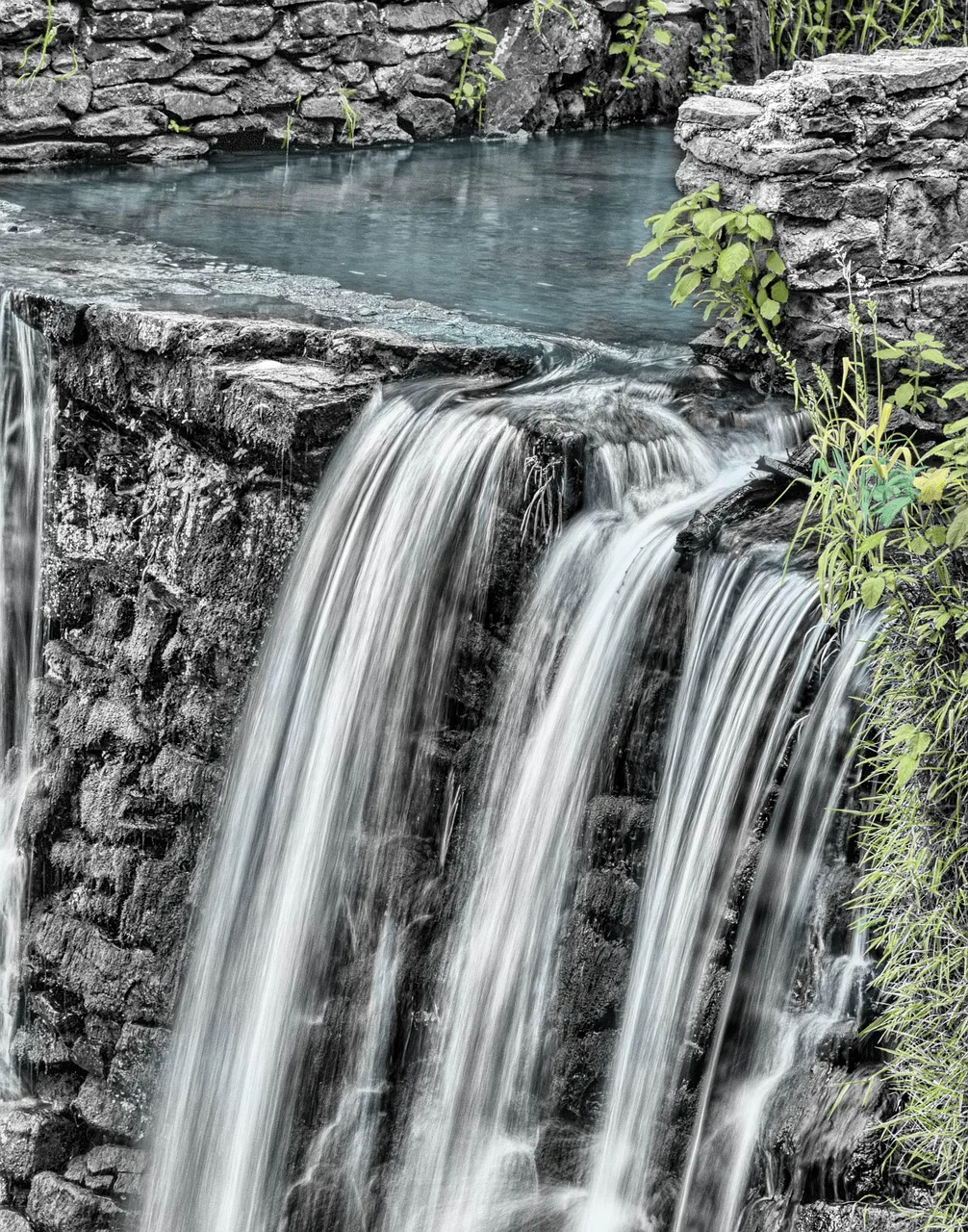 Şelale ve nehir manzarası doğal akış fotoğrafı Şelale ve nehir manzarası doğal akış fotoğrafı