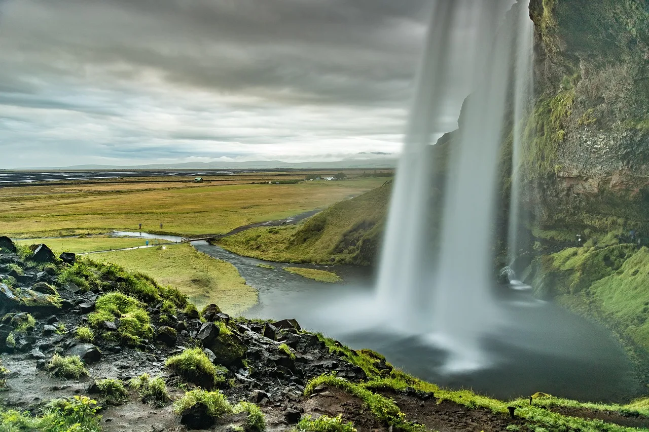 Seljalandsfoss şelalesi doğa manzarası - İzlanda seyahati