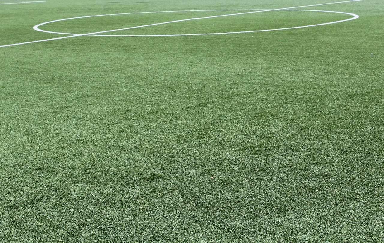 Sentetik çim orta saha futbol sahası - modern spor alanı