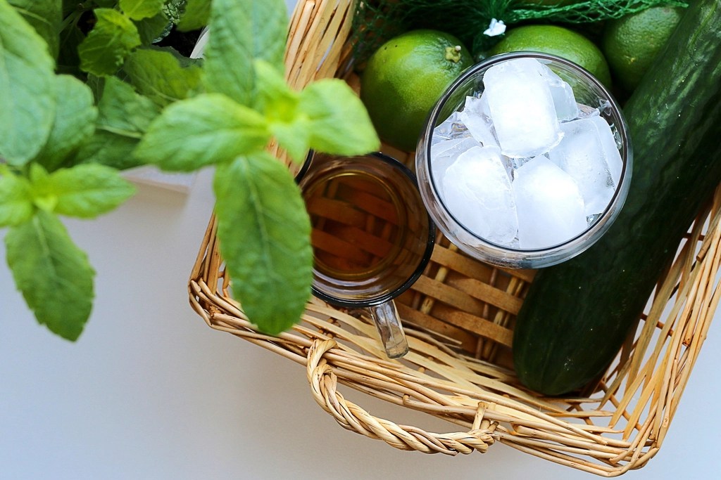Sepette Taze Salatalık Nane ve Limon ile Ev Yapımı Serinletici İçecek