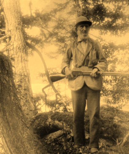 Sepya Tonlarında Yaşlı Avcı ve Tüfekli Nostaljik Orman Portresi