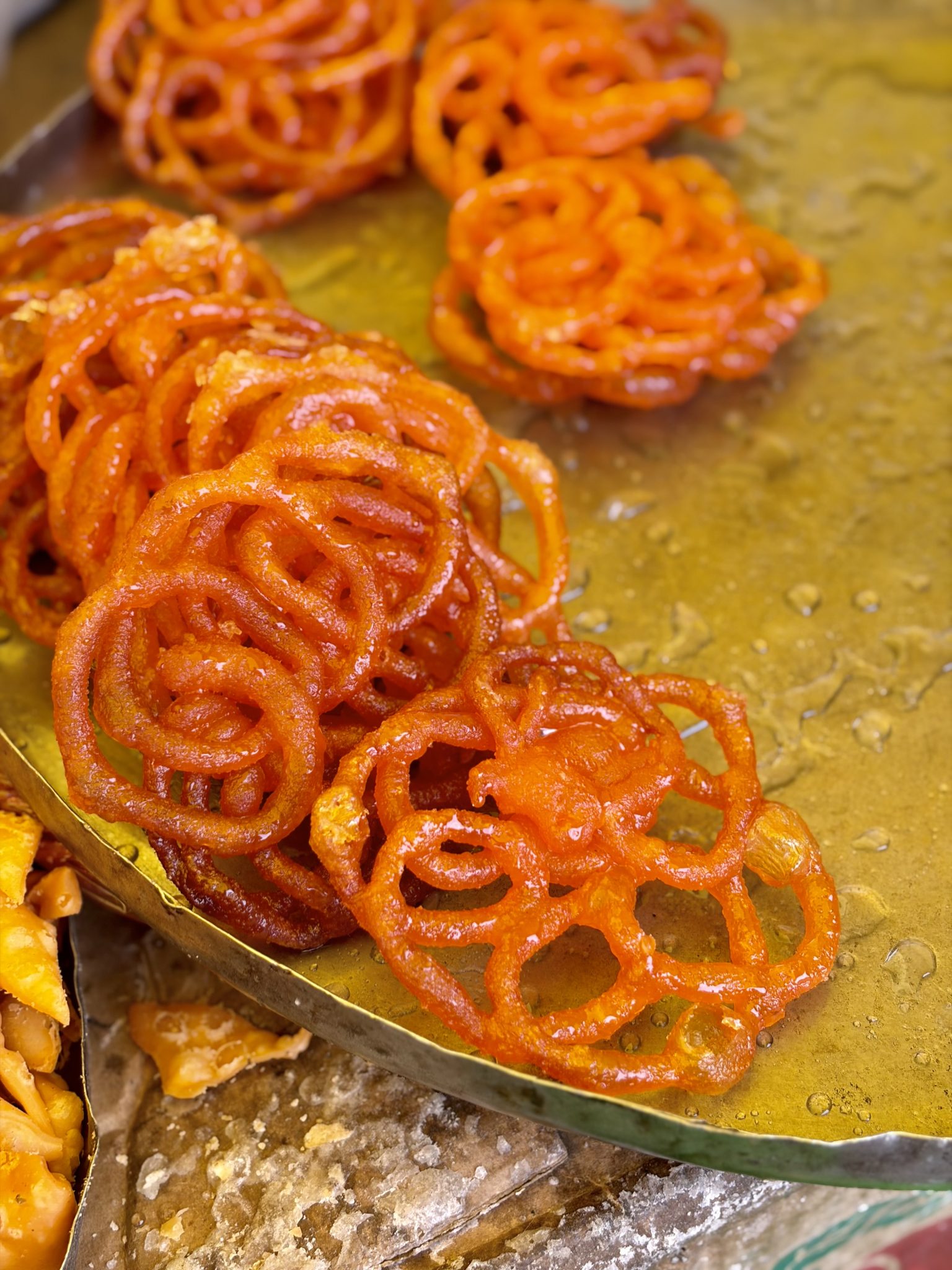 Şerbetli Halka Tatlı: Tepside Taze Kızartılmış Geleneksel Jalebi