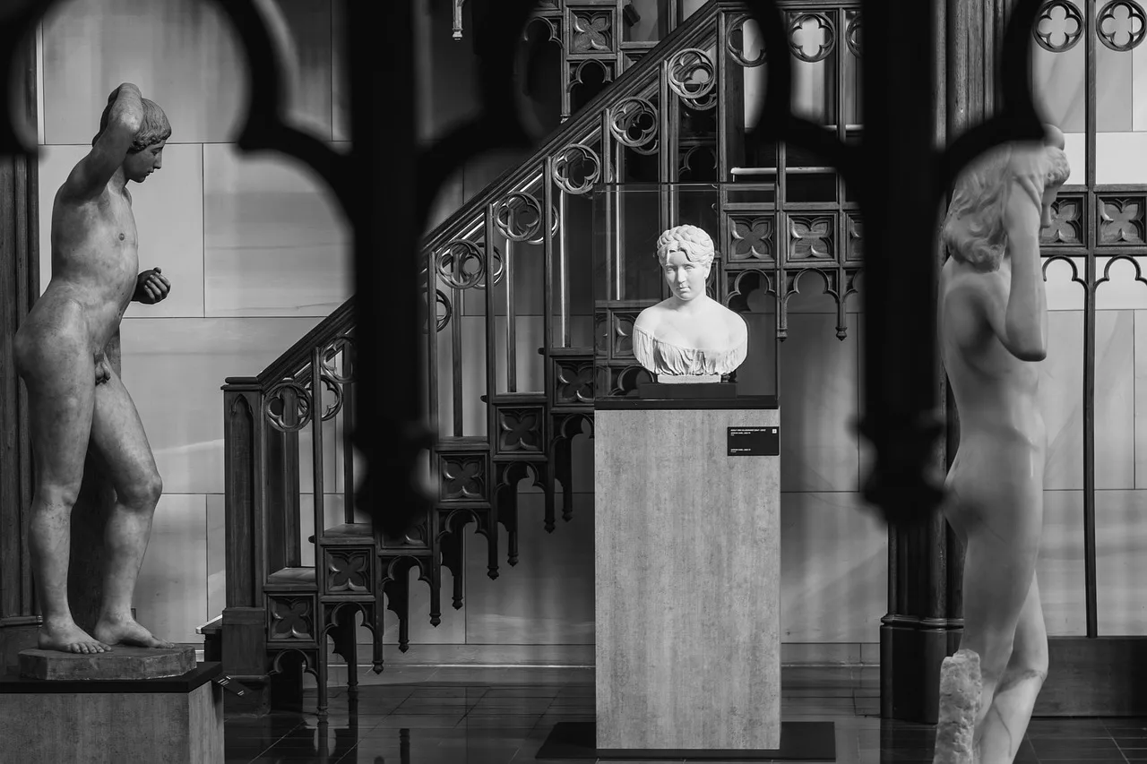 Sergi heykel fotoğrafı monokrom sanat galerisi