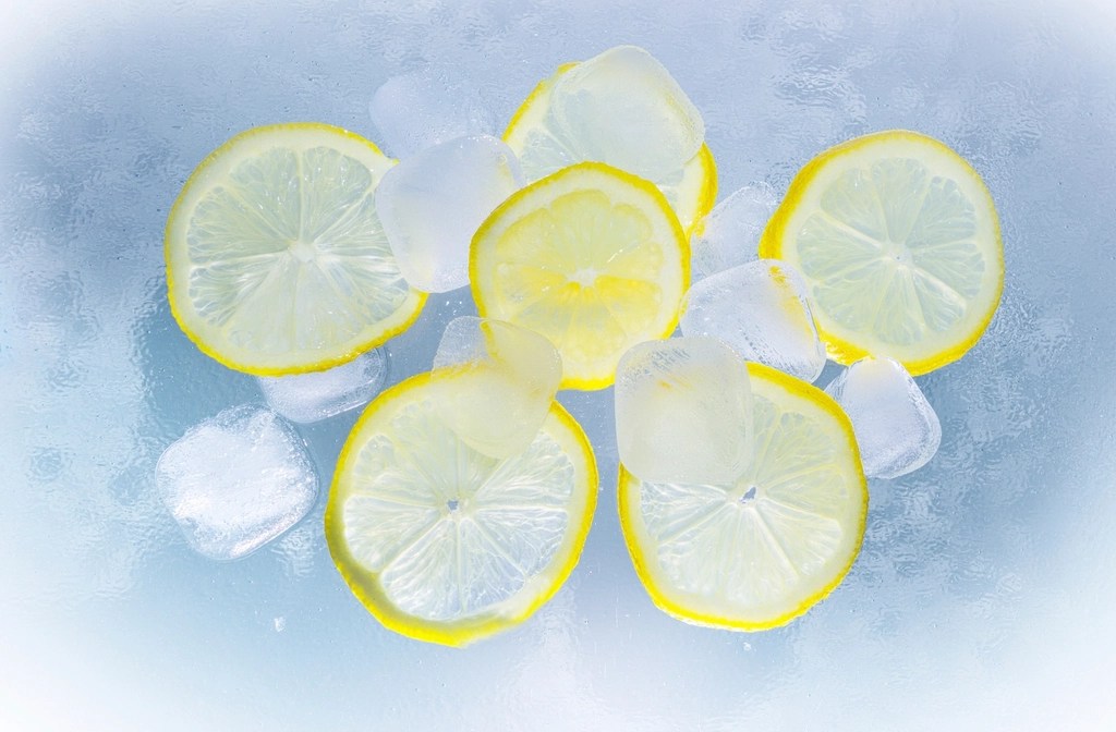 serinletici buz küpleri ve taze limon dilimleriyle ferahlatıcı yaz konsepti