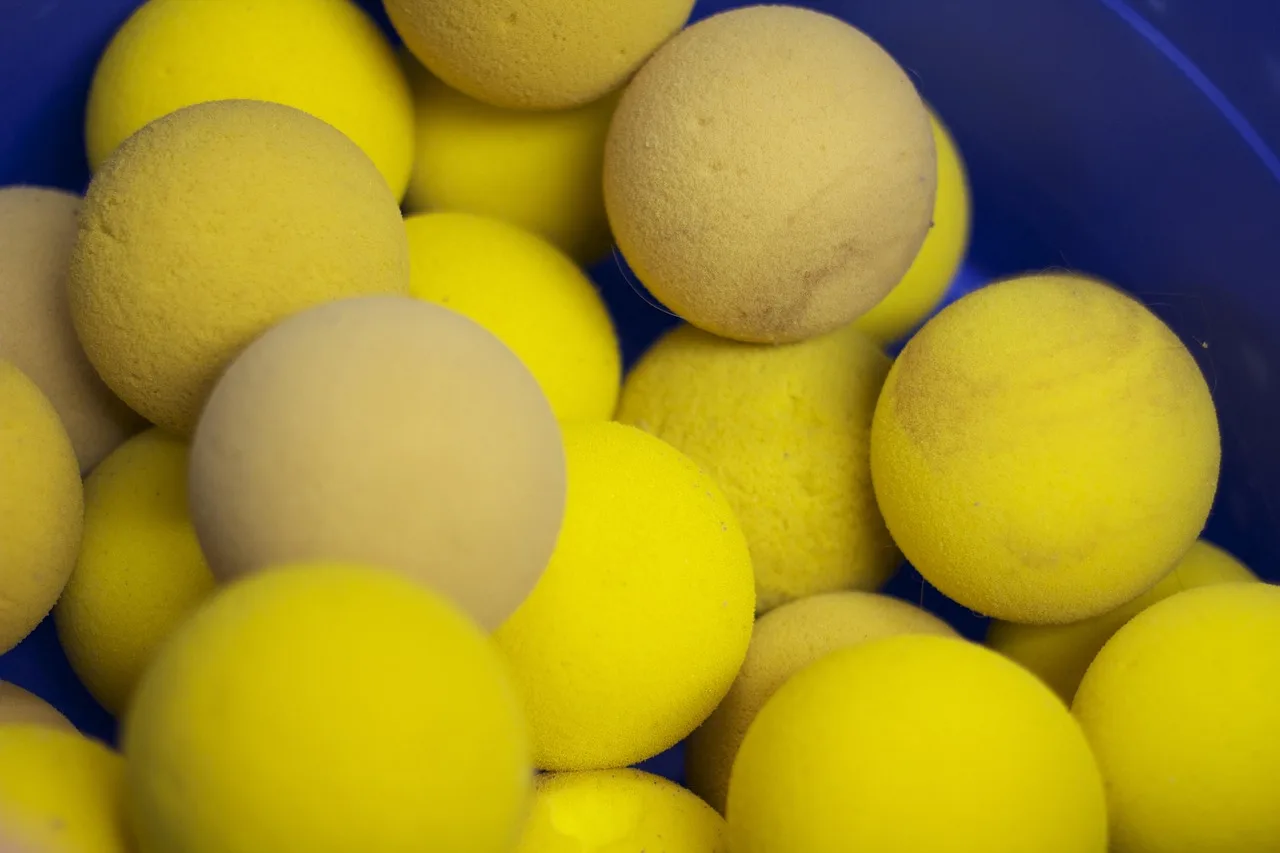 Sert köpük topu tenis sahasında