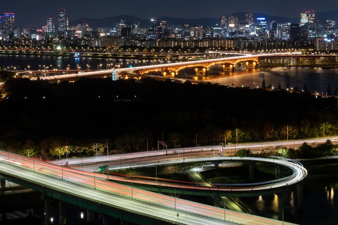 Seul gece köprüsü manzarası - ışıklı nehir